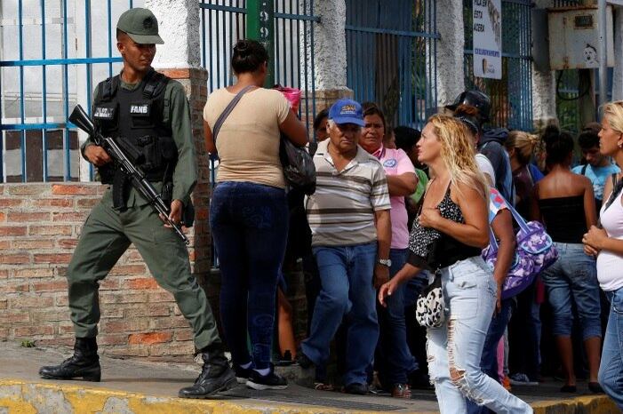 Nos últimos dois fins de semana, dezenas de milhares de venezuelanos cruzaram a fronteira colombiana em busca de alimentos