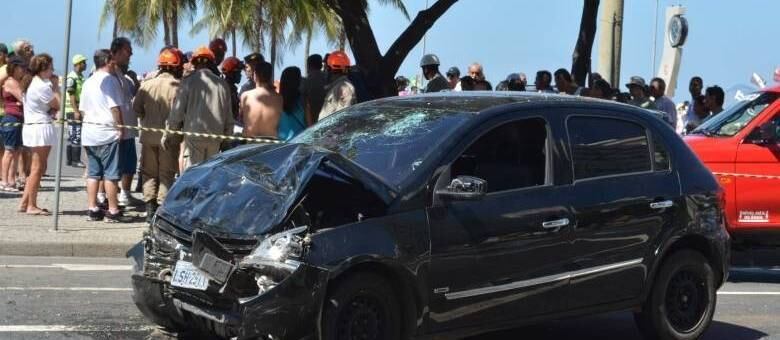 Acidente envolvendo um carro de passeio e um táxi deixou feridos na avenida Atlântica