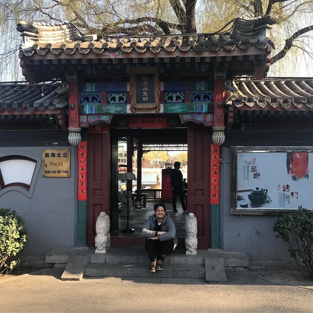 Ele também tem visitado templos turísticos e famosos da China