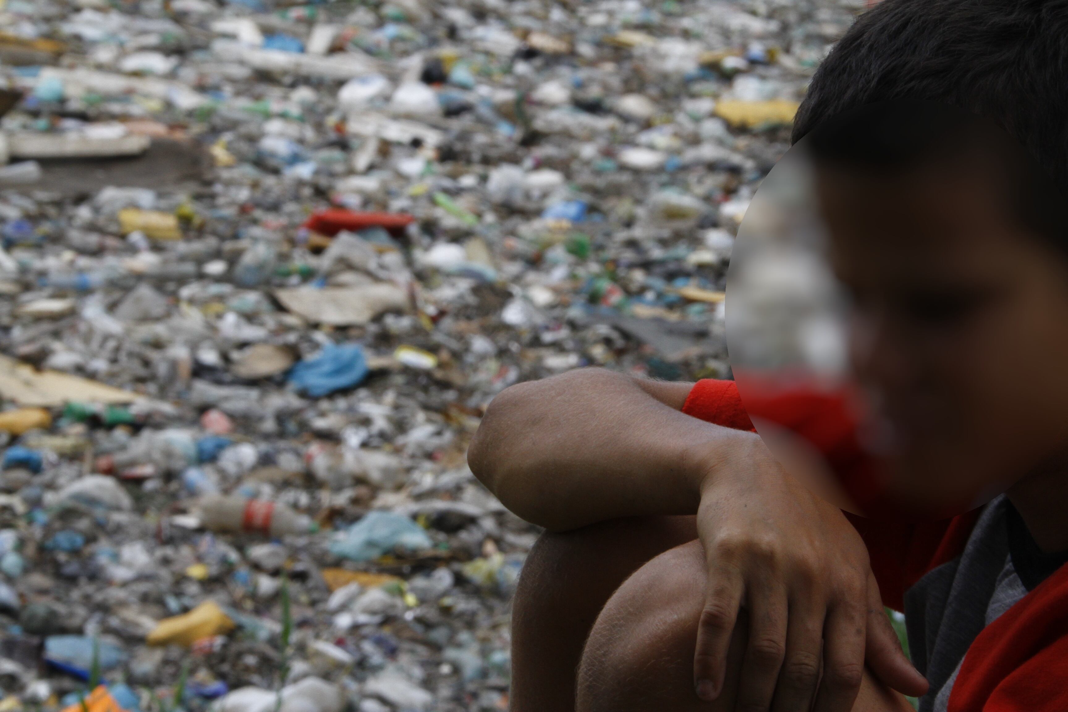 A história dos garotos, que moram em um apertado barraco na
comunidade de Saramandaia, no Arruda, mobiliza moradores da região. Vizinhos e
pessoas que se comoveram com a história de vida enviam doações, como comida e
roupas