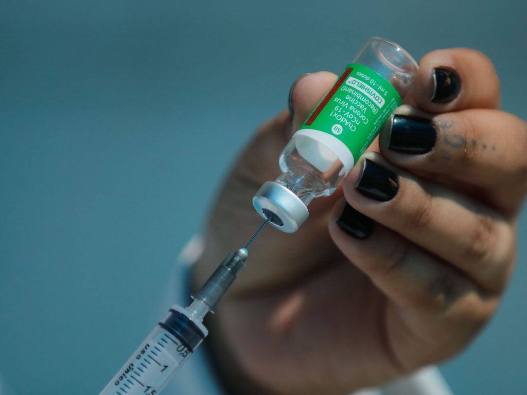 Com falta de insumos importados, produção de vacinas são suspensas no país