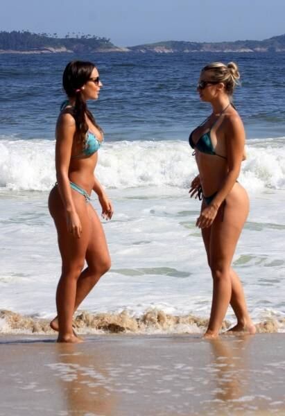 A morena e a loira aproveitaram o dia de sol na praia do Leblon, no Rio de Janeiro