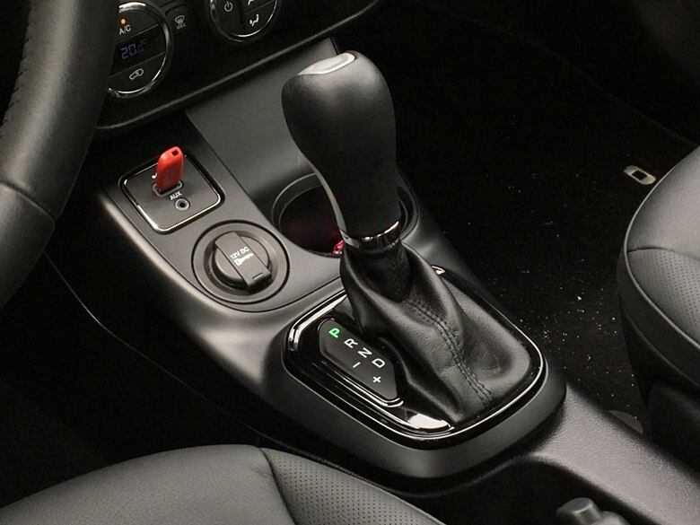 A grande diferença é justamente a caixa: o 2.4 flex vem associado ao câmbio automático de nove velocidades, disponível antes somente na versão de topo Volcano 4x4, de R$ 124.550