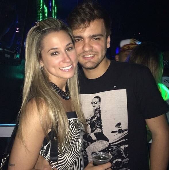 Gustavo é um dos melhores amigos de Neymar. Após a Copa do Mundo, o jovem de Santos desistiu pela segunda vez da carreira de jogador de futebol e aceitou um cargo na NR Sports, empresa do atacante do Barcelona.

E o parça de Neymar mostrou que aprendeu direitinho com o amigo artilheiro e engatou namoro com uma gata que atende pelo nome de Vanessa Marietto