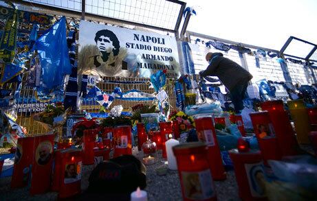 Maradona também é homenageado na cidade de Nápoles, onde se tornou