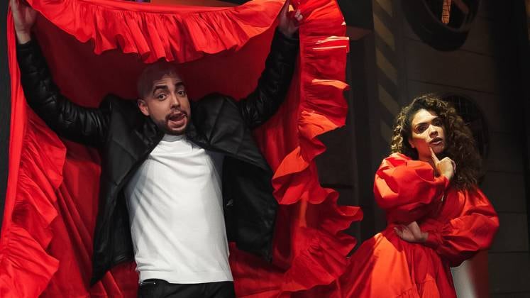 Realmente, a cauda do vestido de Lidi era tão grande que coube Lucas Selfie nela. Porém, não foi o parceiro de palco que ela escondeu no figurino. A apresentadora surpreendeu o primeiro casal eliminado