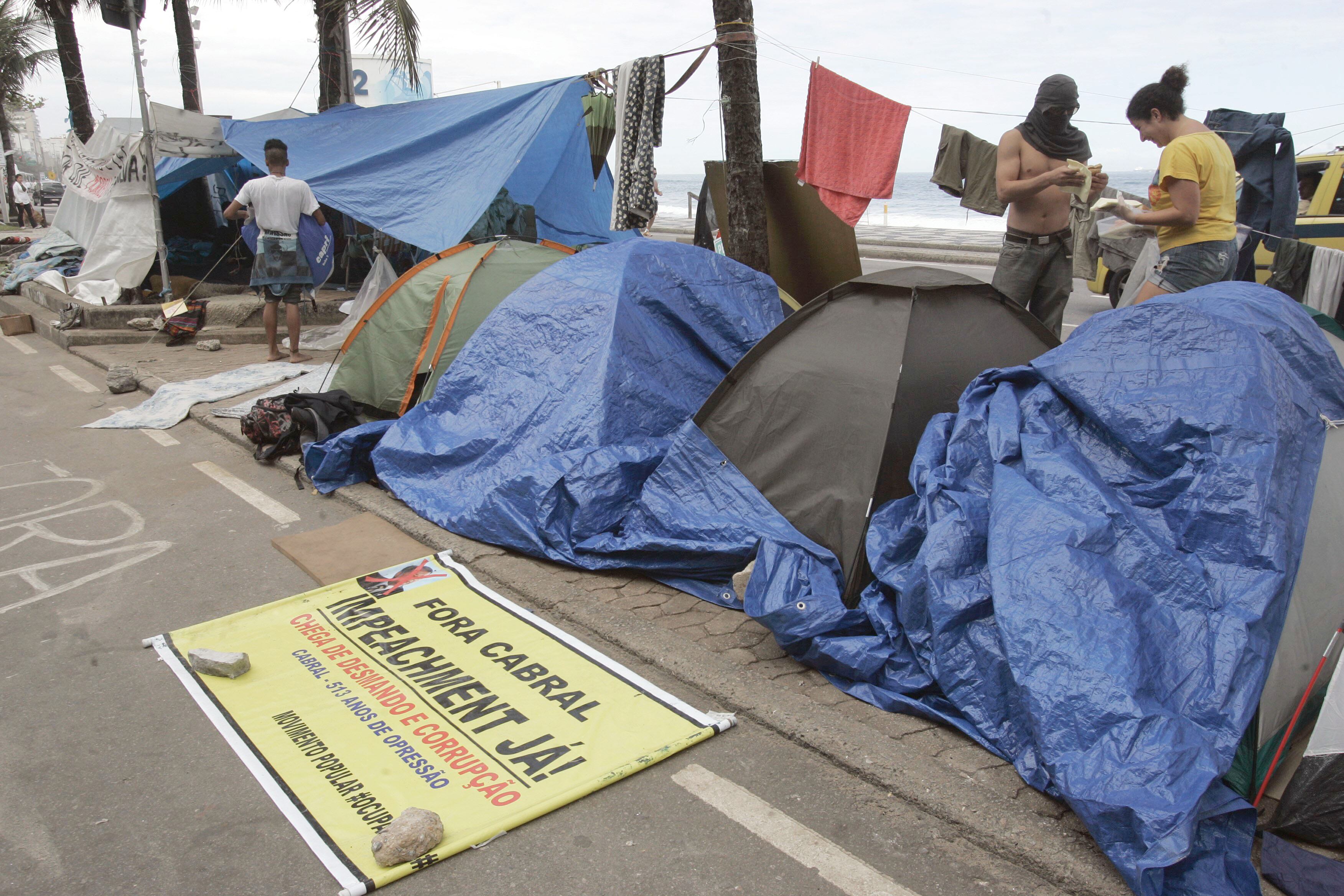 Em junho, o governador do Rio de Janeiro, Sérgio Cabral, ganhou novos vizinhos por 12 dias. Um grupo de manifestantes acampou na rua dele para cobrar explicações sobre sua ligação de Cabral com as empresas de ônibus do Estado. Ao fim deste período, o Ocupa Delfim Moreira foi retirado pela polícia. Em agosto, outro acampamento foi montado e durou quase 40 dias. Agora chamado de Ocupa Leblon, ele continua montado. Em redes sociais, os participantes pedem doações para manter o acampamento