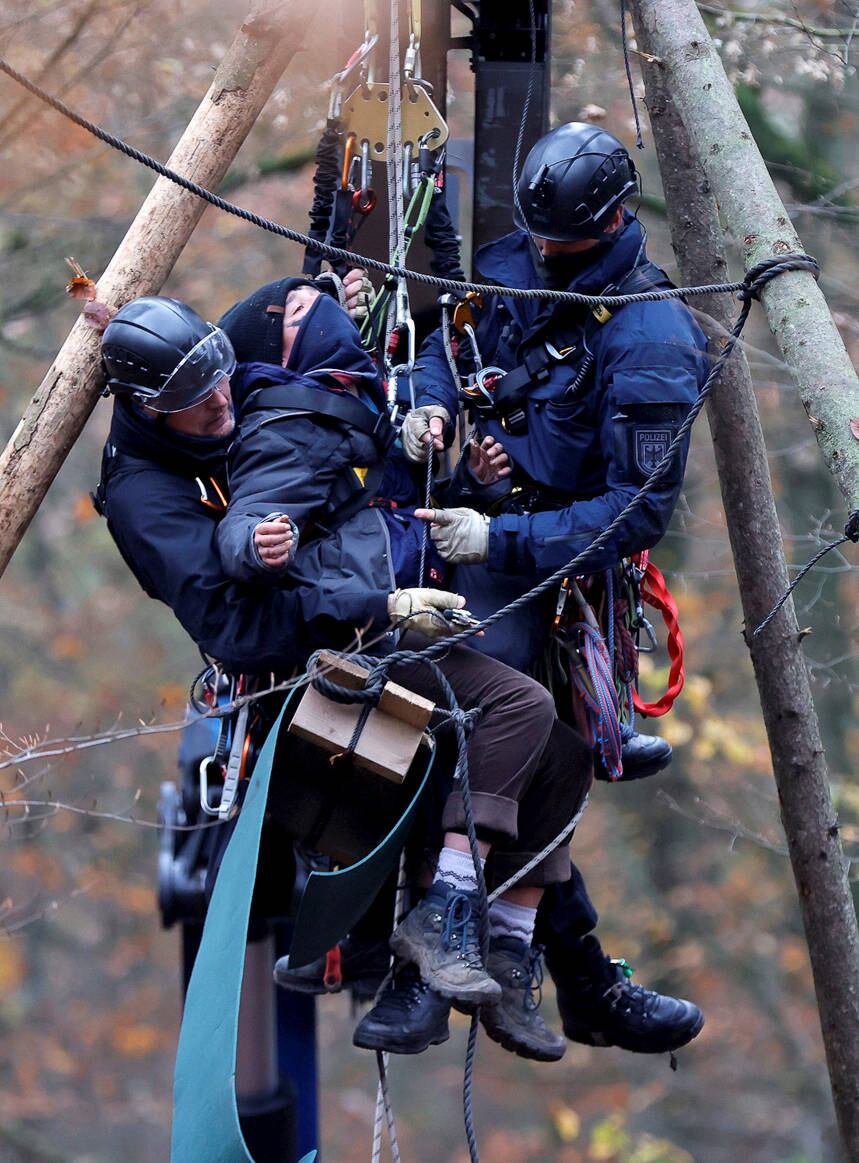 Dannenrod (Germany), 11/11/2020.- Policemen of a special task force (SEK) arrest an environmental activist who has barricaded himself in a tree house during the clearing of a forest area in the Dannenroeder forest in Dannenrod north of Frankfurt, Germany, 11 November 2020. Environmental activists protested against the planned expansion of the Highway A49. (Protestas, Alemania) EFE/EPA/RONALD WITTEK
