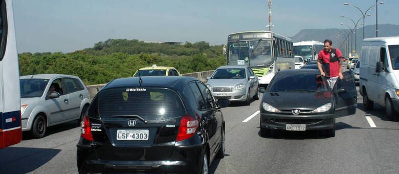Os motoristas contornaram no meio da pista e voltaram pela contramão, perto do Complexo da Maré