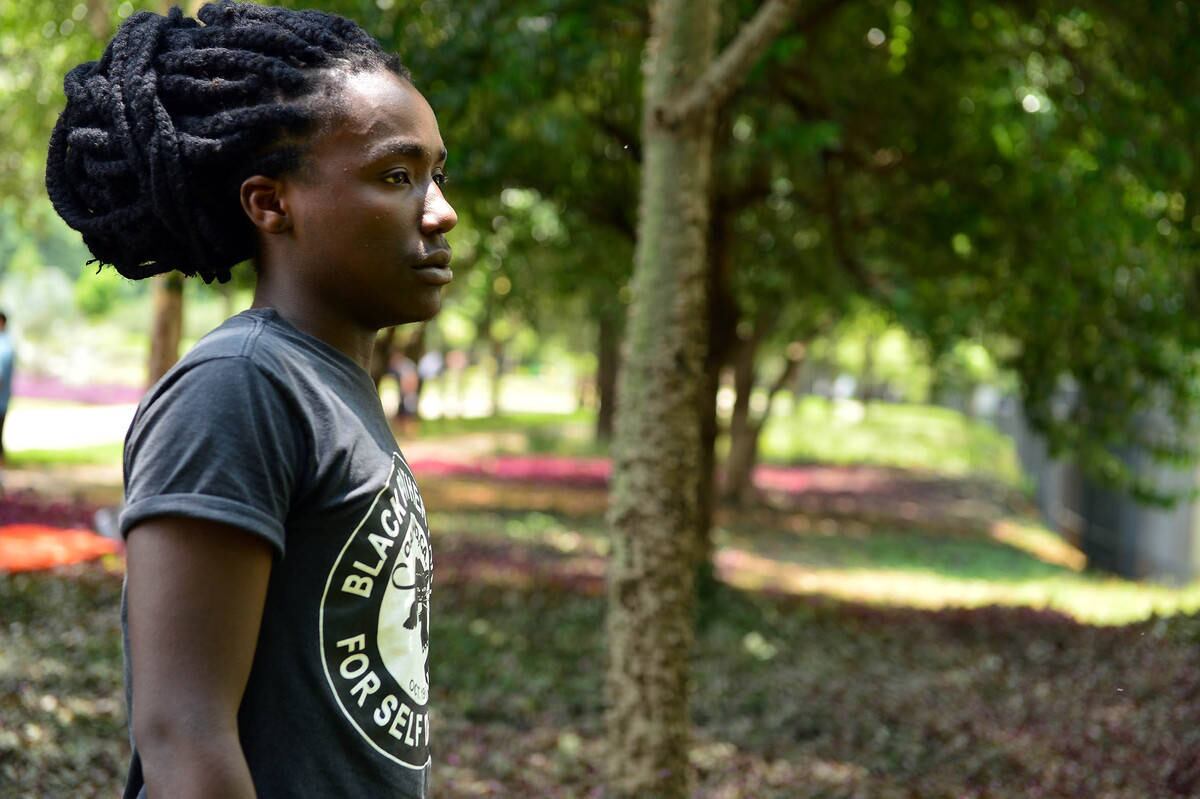 Marcos César, 19 anos, é operador de telemarketing e luta pelas causas da UNEafro Brasil (União de Núcleos de Educação Popular para Negras/os e Classe Trabalhadora) há um ano, aproximadamente. Ele se juntou ao grupo para buscar melhorias para a população negra tanto no mercado de trabalho, como as escolas e universidades. 

— É importante lutar para combater o machismo que nossa mulheres negras sofrem, sobretudo no trabalho. Falta muita voz para os negros. Nós, da UNEafro, contamos com ajuda de professores do grupo e oferecemos em cursinhos vestibulares, de preparação para os jovens que prestam o Enem (Exame Nacional do Ensino Médio) e fazemos oficinas em vários locais. 