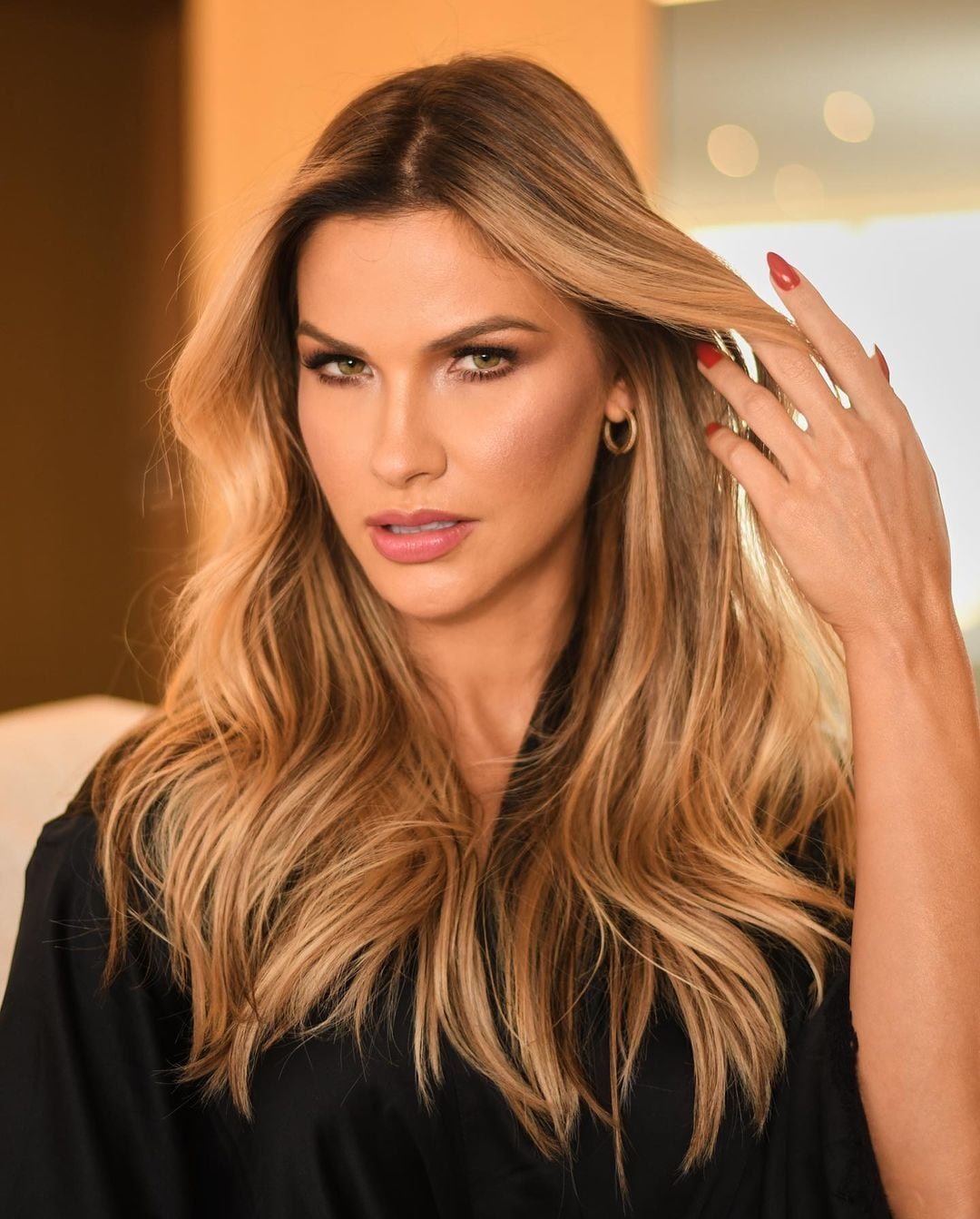 No último dia 3 de setembro, após quase dois anos morena, ela voltou a ficar loira e exibiu a transformação na web. Andressa foi elogiada por fãs e seguidores