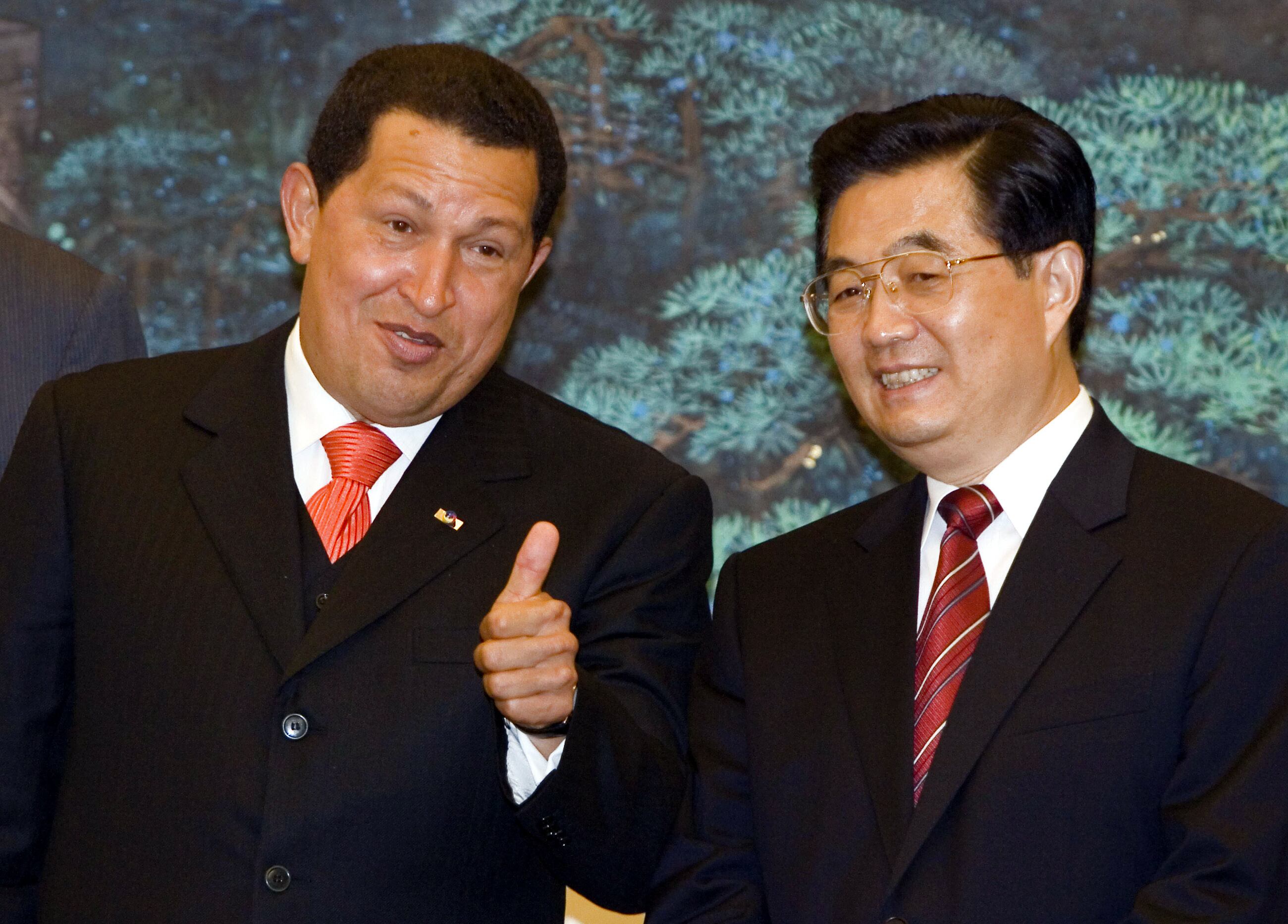 O governo chinês lamentou a morte do presidente venezuelano, qualificado como "um grande líder da Venezuela e amigo do povo chinês". "Durante seu mandato, Chávez deu uma grande contribuição às relações de amizade e cooperação entre China e Venezuela", expressou a porta-voz do Ministério das Relações Exteriores chinês, Hua Chunying, em entrevista coletiva em Pequim