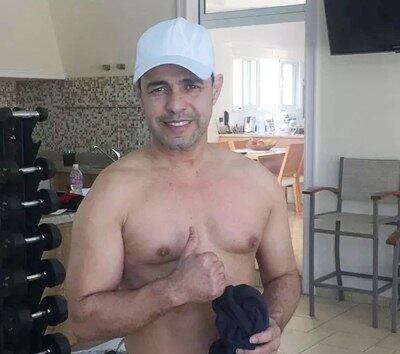 Com o advento das redes sociais, Zezé também começou a expor o corpão em fotos publicadas na academia. Por lá, o músico acumulou polêmicas e lavou muita roupa suja, principalmente quando o assunto atingia sua conturbada separação de Zilu e o consequente namoro com Graciele Lacerda