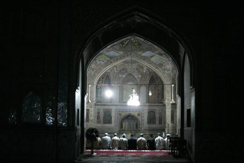 Muçulmanos acompanham
orações do amanhecer durante o mês do Ramadã na mesquita de Wazir Khan, em
Lahore, Paquistão