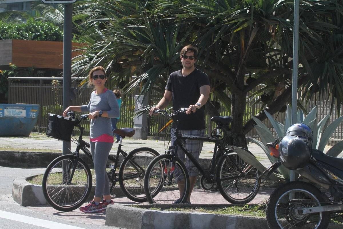 Fora de suas bikes, eles aguardaram o semáforo fechar para então atravessarem com segurança