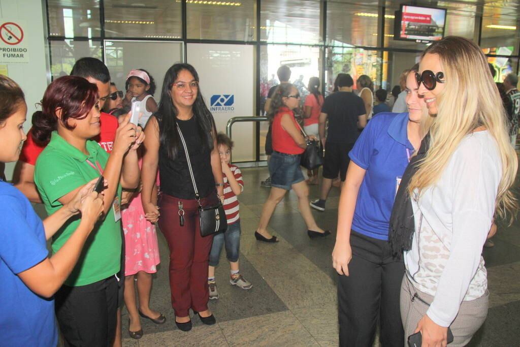Valesca Popozuda com fãs em aeroporto de Belém do Pará, neste domingo (15)