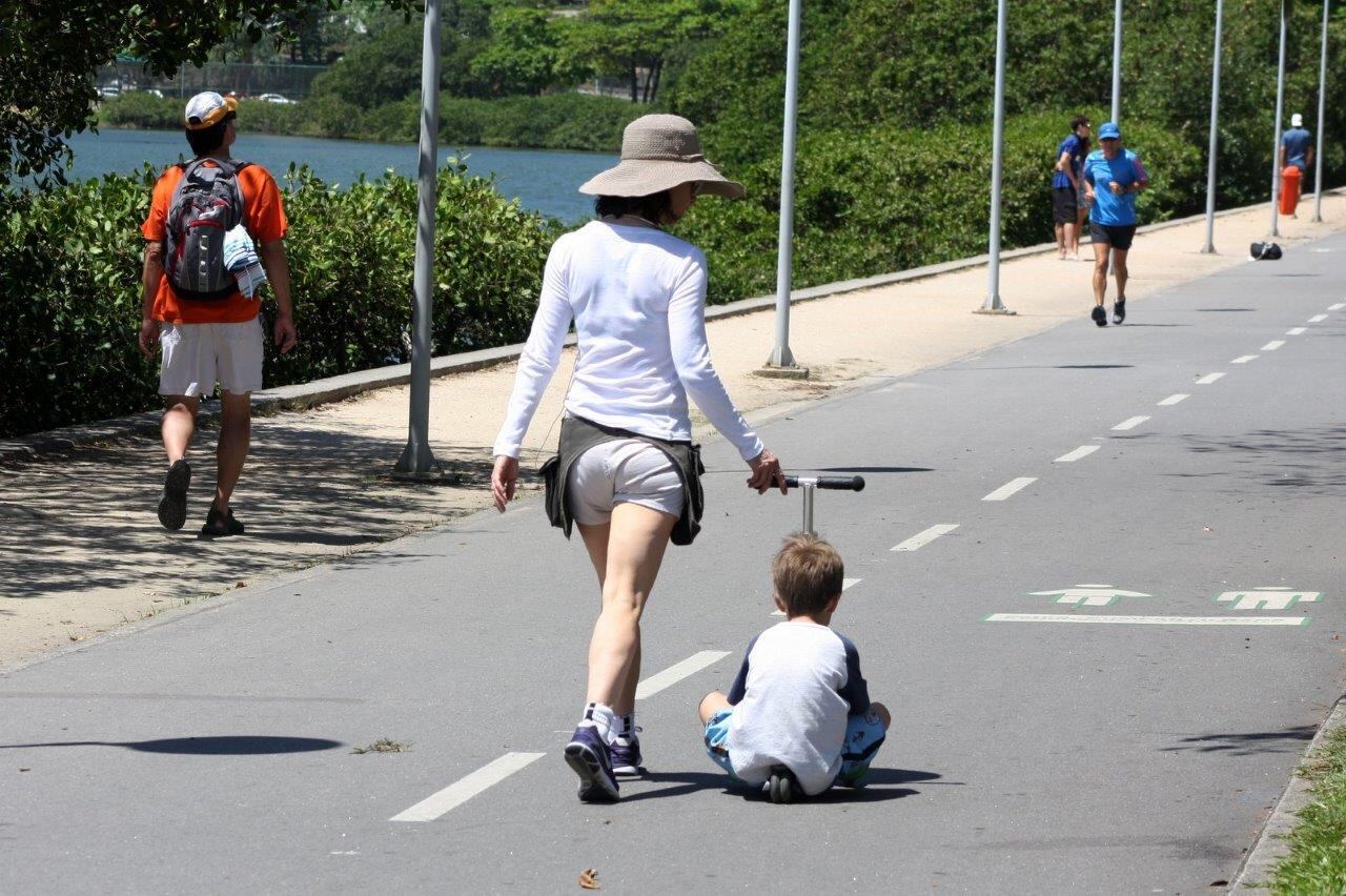 Enquanto a atriz caminhava, seu filho se divertia no patinete