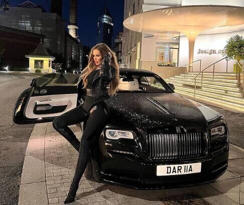 Essa mulher da foto é a ricaça Daria Radionova, dona de um perfil no Instagram com 1,1 milhão de seguidores. Com essa pose em frente a esse carrão, ela brincou com os fãs: "Brilhe como um diamante"