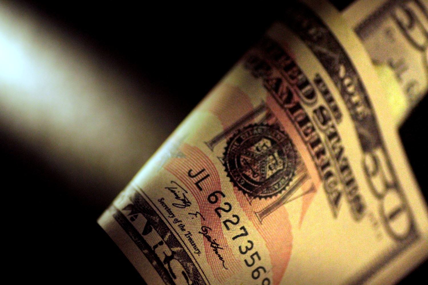 Dólar aparece cotado a R$ 4,822 na manhã desta segunda-feira