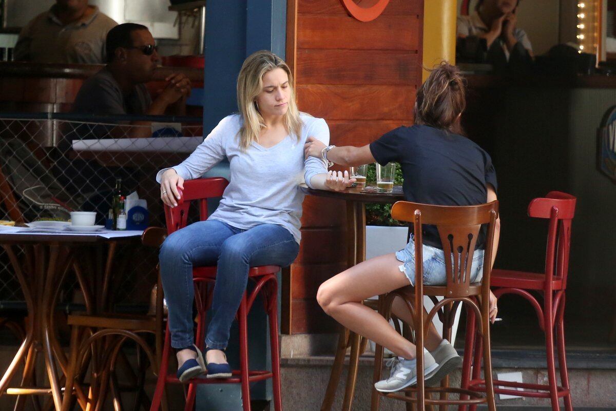 As duas conversaram bastante na parte externa de um restaurante no Leblon, na zona Sul do Rio de Janeiro 
