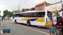 Criminosos sequestram mais oito ônibus no RJ e os usam como barricada contra PMs
