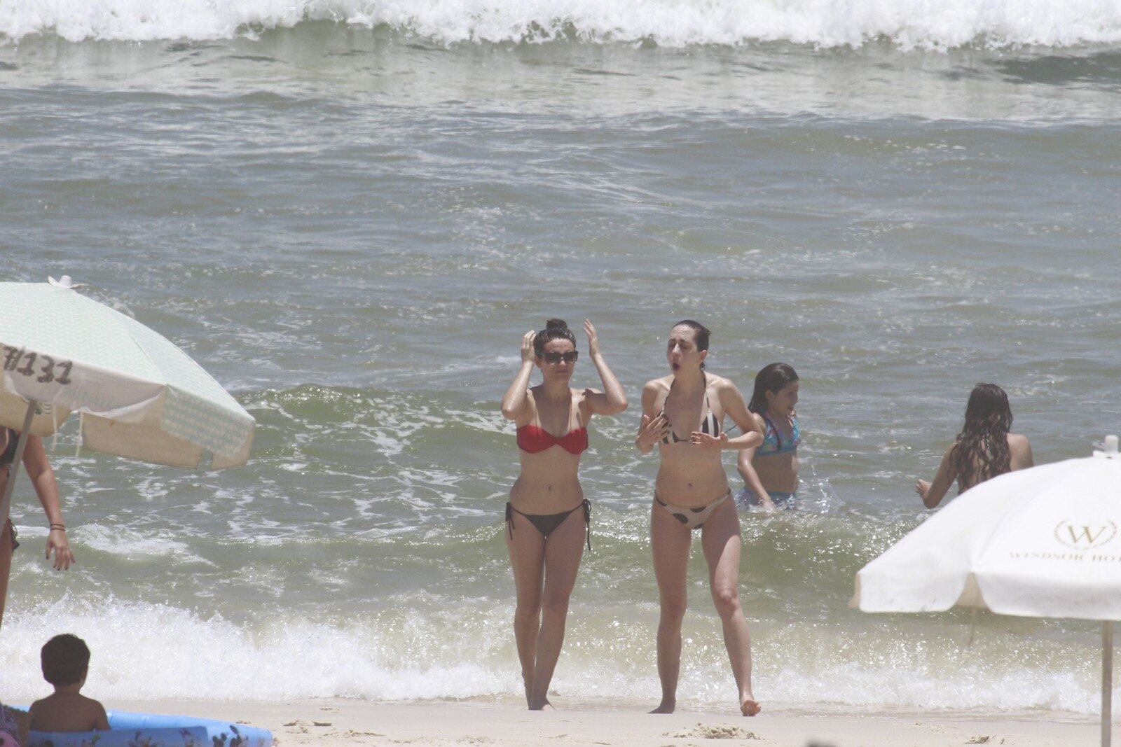 Atriz foi clicada nas areias da Barra da Tijuca, no Rio de Janeiro