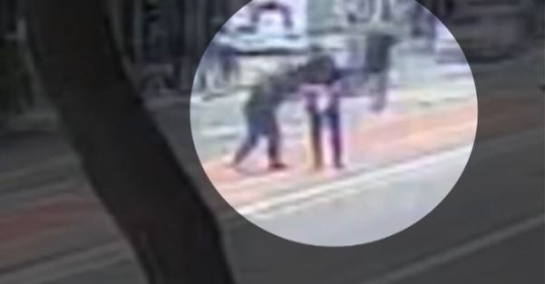 Câmeras de segurança mostram que ambulante teria jogado a droga ao fugir