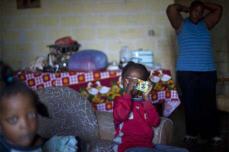 Garotinha tira foto do interior de sua casa na véspera do Ano-Novo, em Porto Príncipe