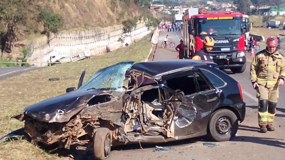 Vítima ficou presa às ferragens e morreu no local; os feridos foram socorridos e levados para atendimento médico