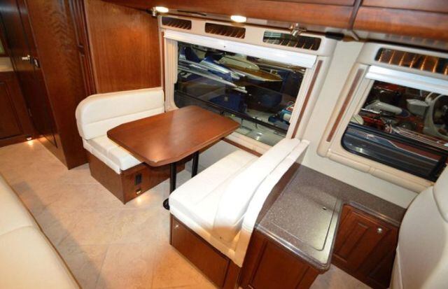 Os locais contam com sala, quarto, banheiro e cozinha