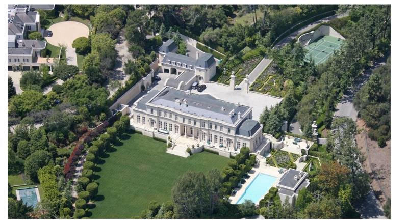 A casa mais cara
já vendida em Los Angeles tem 50 mil m² e é conhecida como Fleus de Lys. Em
março de 2014, ela foi vendida por US$ 102 milhões (cerca de R$ 226,5 milhões)