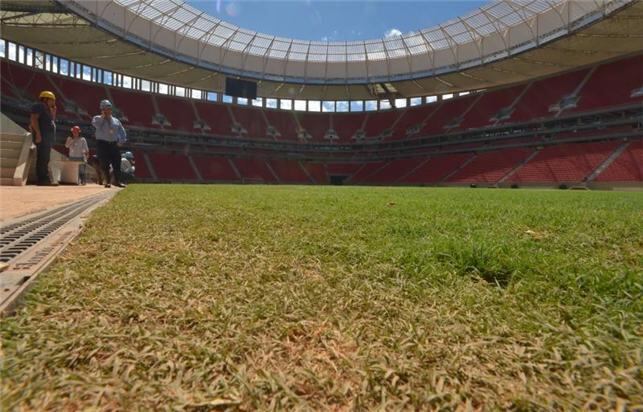"O campo do Mané Garrincha recebe os cuidados necessários para estar em
condições adequadas de receber partidas como as do Campeonato Brasileiro
de Futebol, tanto que tem agenda de jogos cheia para os próximos meses e
atrai cada vez mais clubes interessados em disputar partidas em
Brasília", disse o governo do DF, responsável pelo estádio, em nota.