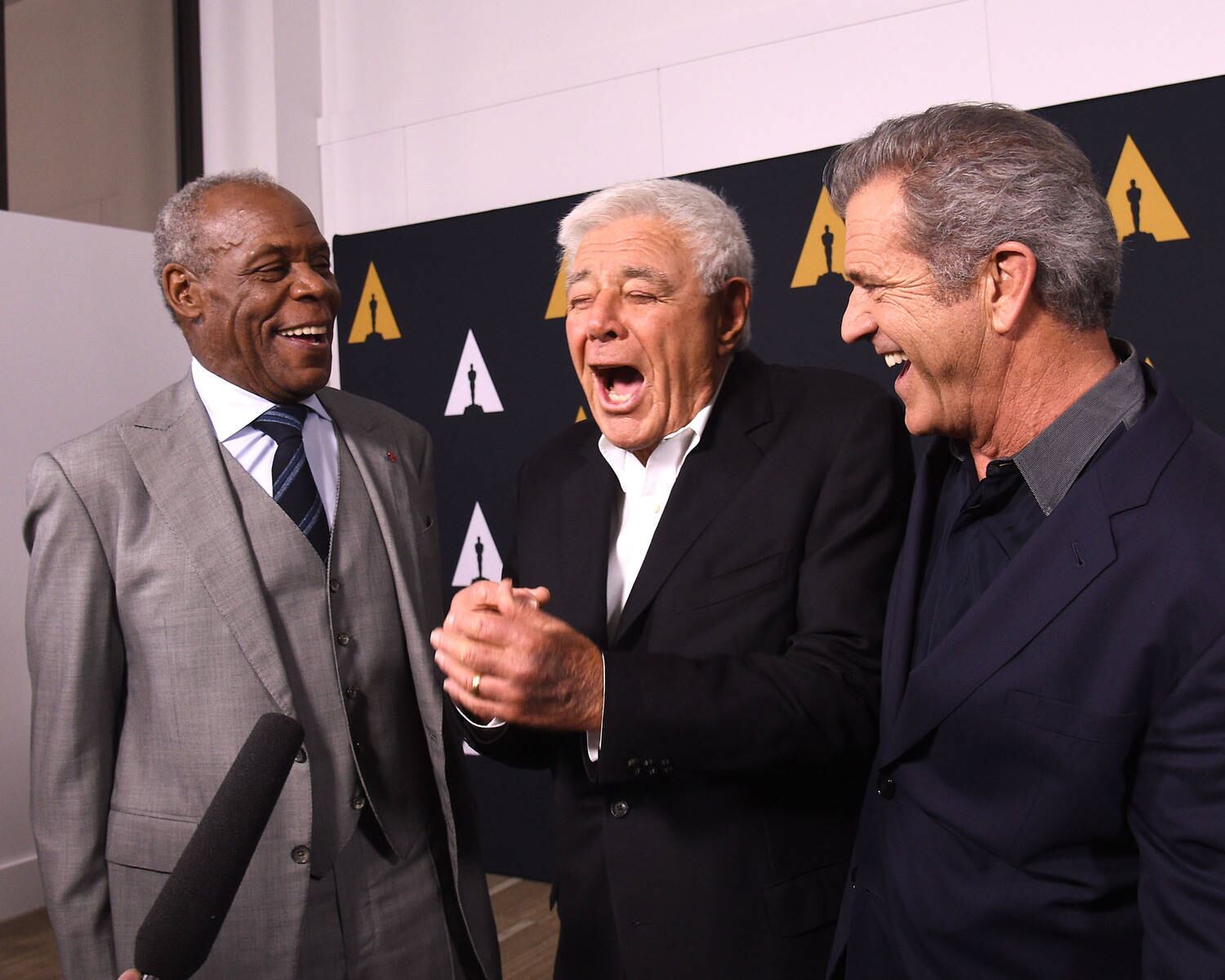 Quem é fã de uma das franquias policiais mais clássica dos cinemas deve estar segurando as lágrimas! Mel Gibson e Danny Glover, protagonistas de Máquina Mortífera, se reuniram com o diretor da série Richard Donner
