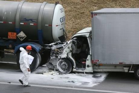Carreta bateu na traseira de um caminhão e houve vazamento do ácido clorídrico na Castello Branco