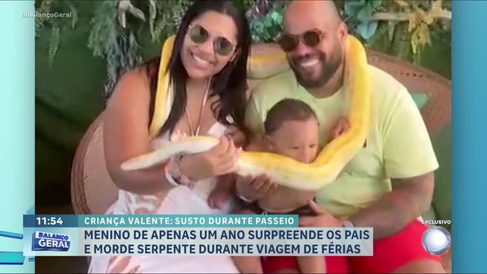 Menino de apenas 1 ano surpreende família e encosta boca em serpente durante viagem de férias
