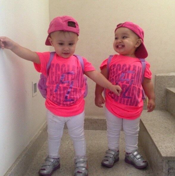 Há também o momento em que os pais se divertem em vestir as filhas com roupinhas iguais