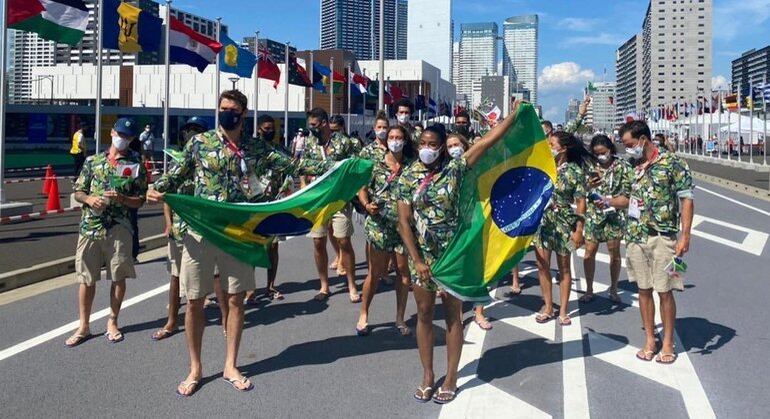 O desfile improvisado dos brasileiros, na Vila Olímpica