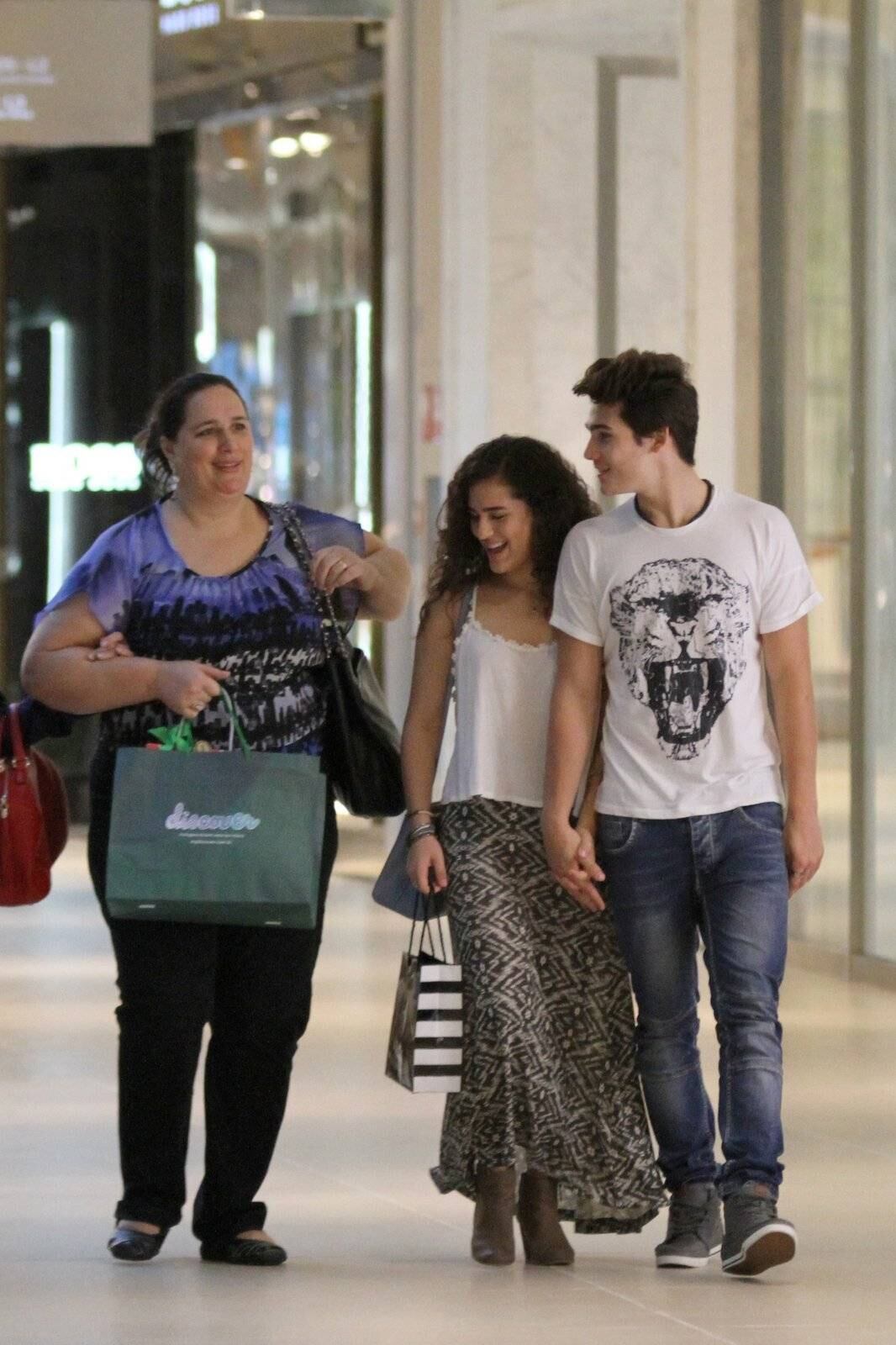 Lívian Aragão foi dar uma voltinha pelo shopping nesta terça-feira (21), no Rio de Janeiro, com seu namorado e sua mãe. Em clima de romance, o casal caminhou de mãos dadas ao lado de Lílian Taranto, mãe da atriz e mulher de Renato Aragão