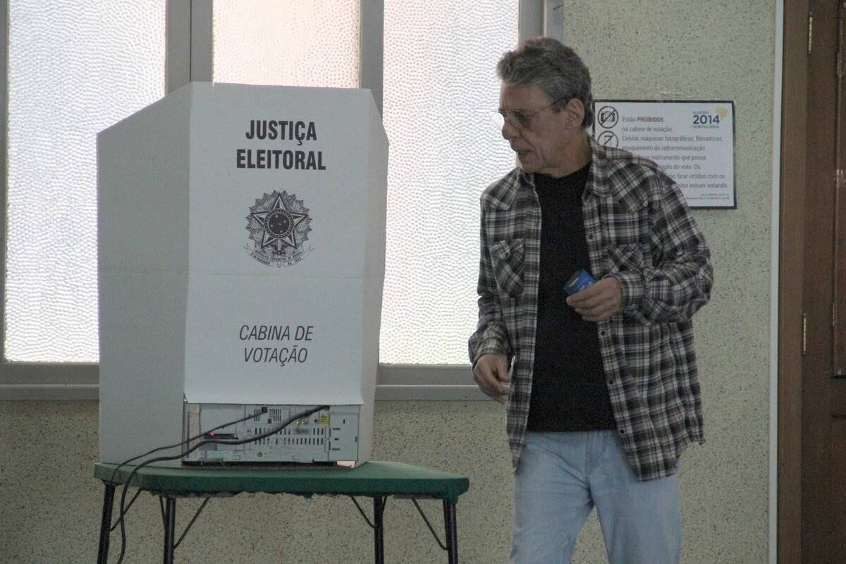 Chico Buarque foi votar nesta manhã (5) no Rio de Janeiro