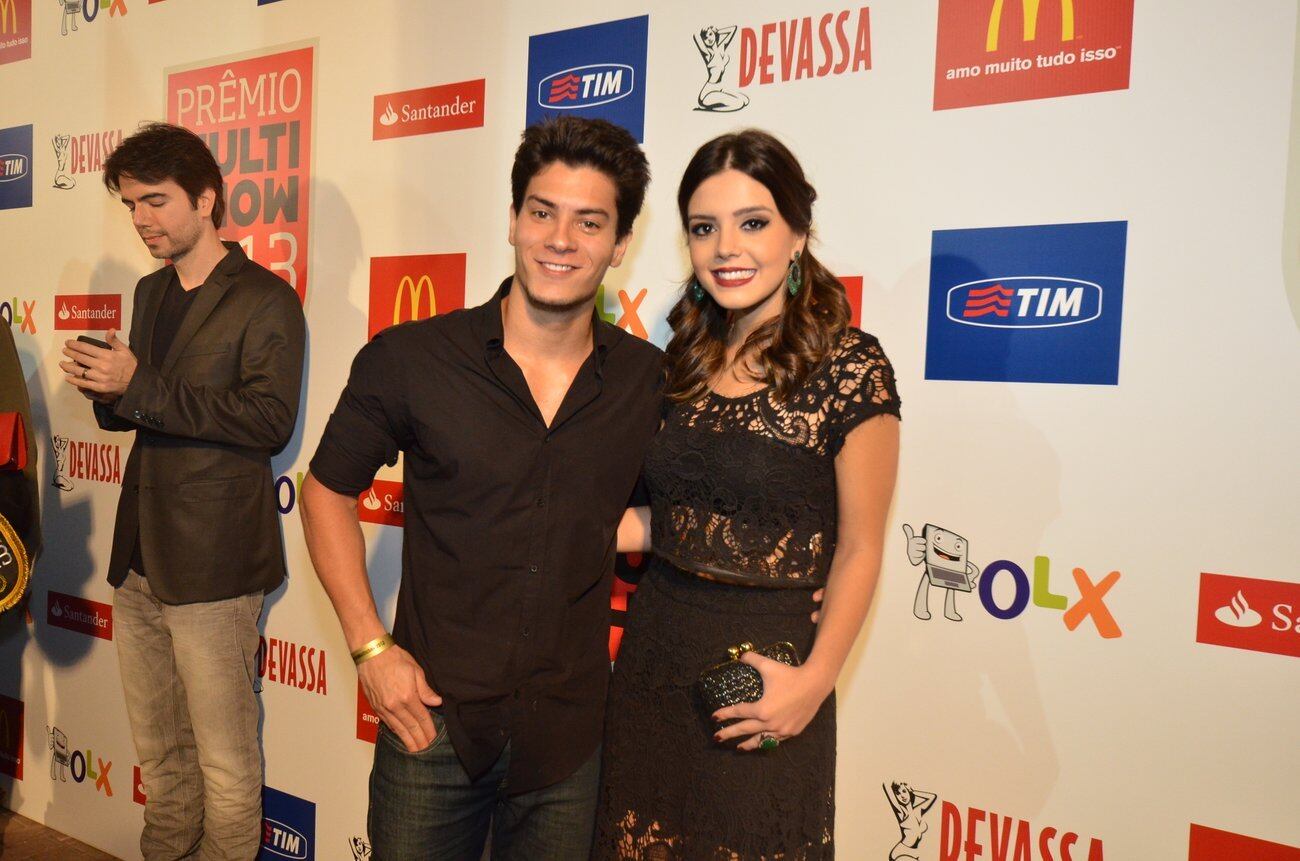 O casal Giovanna Lancellotti e Arthur Aguiar posou junto