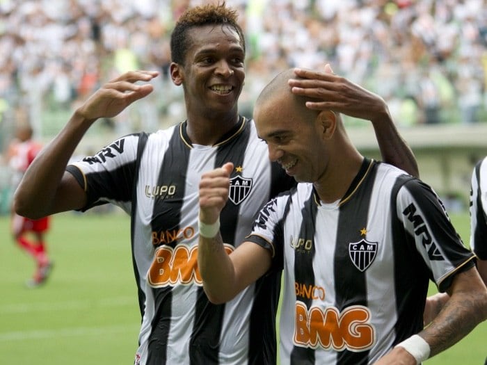 

Além de fazer uma boa parceria
com Ronaldinho Gaúcho, Jô (esquerda) é atacante titular e peça fundamental para
o atual esquema tático do Atlético-MG, clube que tem apresentado ótimo futebol na
temporada. O atleta está em boa fase e dificilmente perde um gol cara a cara.
Suas boas atuações certamente colocaram em dúvida a cabeça do técnico Felipão

