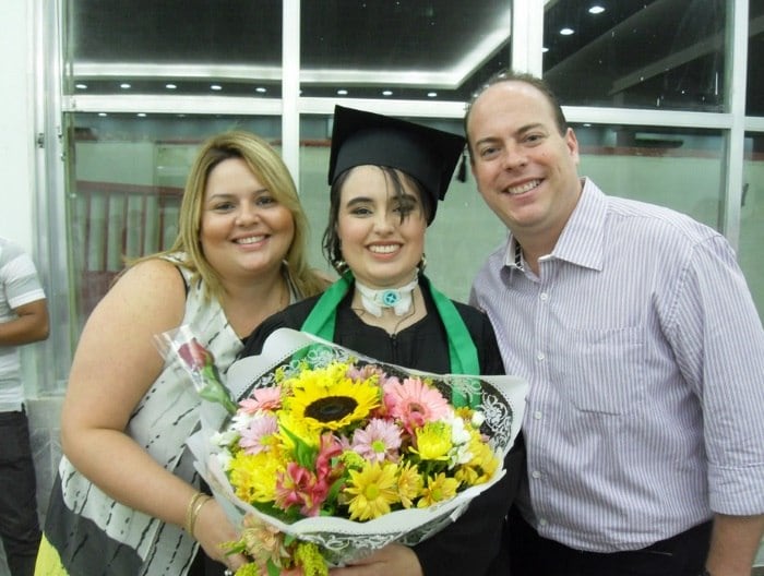 Sonho de cursar faculdade

   
Um dos sonhos de Taymara era cursar
biomedicina para tentar encontrar alguma solução para o próprio caso. Mas, por
causa da doença, a faculdade exigiu que algum responsável frequentasse as aulas
junto com a jovem, caso ela tivesse algum desmaio ou convulsão.



— Eu fiz o curso todo com ela. A ajudei
a estudar. Só não recebi o diploma
