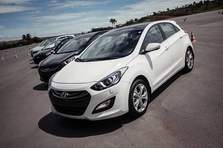 A partir desta semana, as lojas da Hyundai-Caoa pelo Brasil começam a vender os novos Elantra, Grand Santa Fe e i30 1.8, trio que chega para tentar reviver os bons momentos da linha de importados no País.

O i30 é a principal aposta de vendas, com preço inicial de R$ 71.900 e o novo motor 1.8 16V a gasolina. Já Elantra foi discretamente reestilizado, enquanto o Grand Santa Fe vem suceder o Veracruz.

Confira a seguir todos os detalhes dos três modelos com breves relatos de como eles são ao volante

Texto: Diogo de Oliveira, do R7, em Anápolis (GO)*

*O jornalista viajou a convite da Hyundai-Caoa

Saiba tudo sobre carros! Acesse R7.com/carros