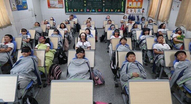 Crianças chinesas tiram o merecido cochilo na escola