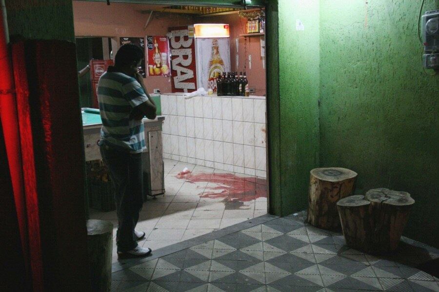 Adolescente é morto a tiros dentro de bar na região de Campo Limpo