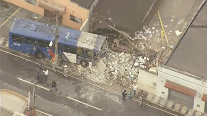 Motorista do ônibus chegou a ficar preso nas ferragens