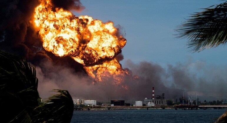 Chamas são vistas em um grande incêndio em depósito de combustível em Cuba