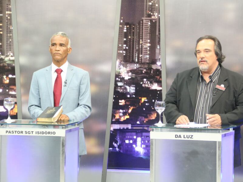 Os candidatos responderam questionamentos e apresentaram propostas durante quase 1 hora e meia de debate