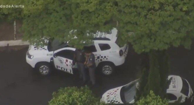 Policiais militares cercaram a residência e trocaram tiros com os criminosos
