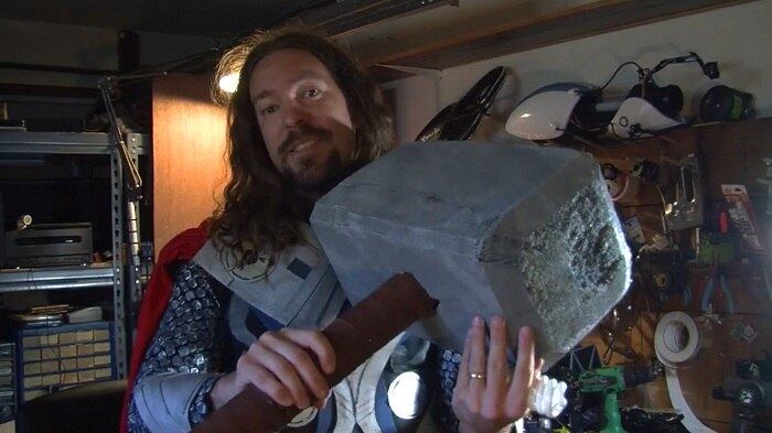 O
“doidão” recebeu influência do pessoal da ArcAttack que já promoveu dispositivos
por meio das bobinas tesla para criação de música
.
O
design foi feito de um jeito simples. A parte superior do martelo é de espuma.
Já o cabo foi feito de PVC e couro